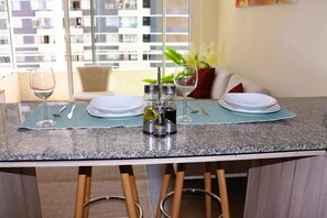 Dining - HOM Wifi Calido Gym Lavanderia MetroSantaLucia (Santiago)