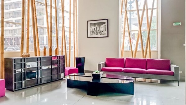 Lobby - HOM Wifi Calido Gym Lavanderia MetroSantaLucia (Santiago)