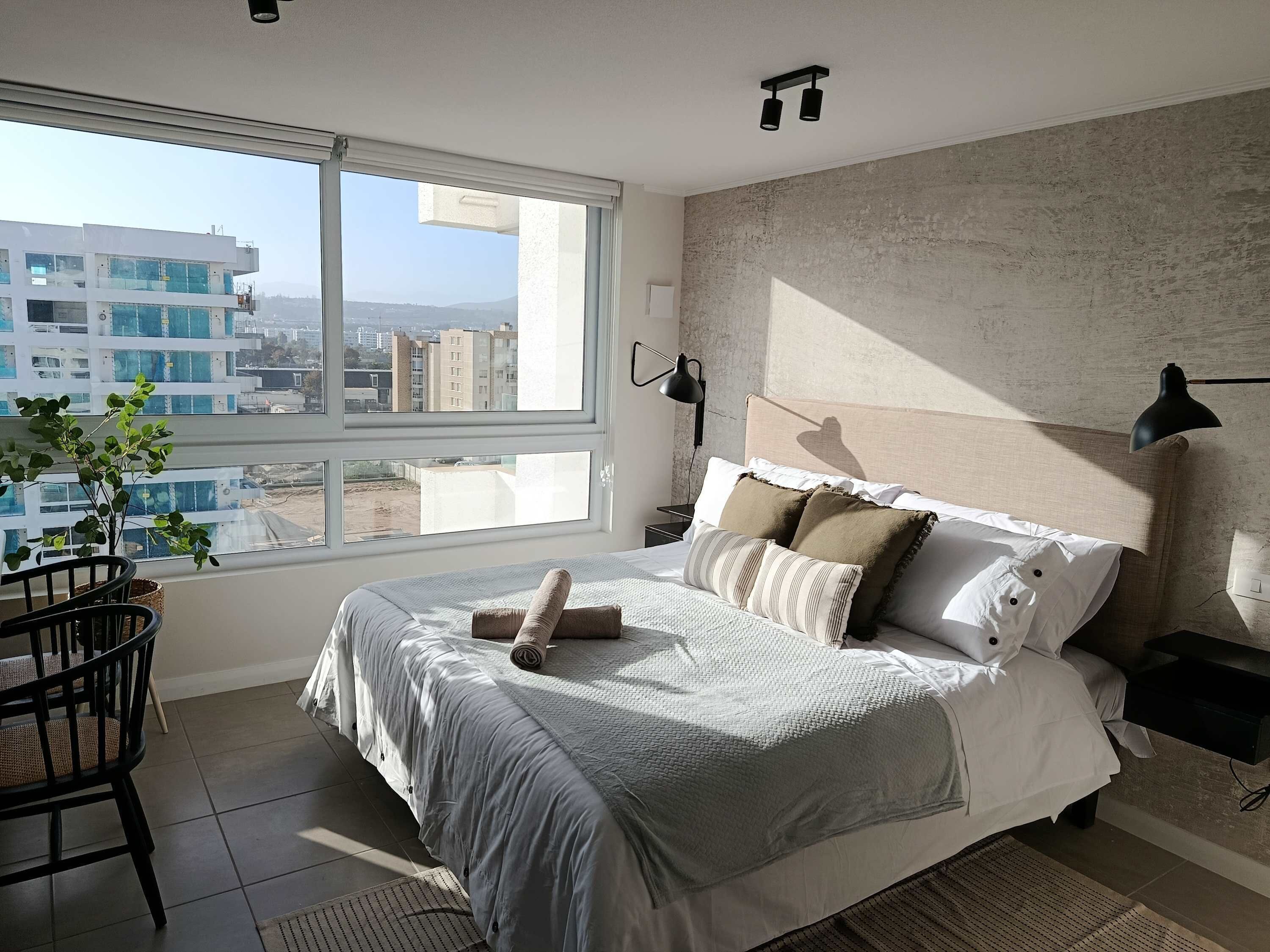 Escritorio, tabla de planchar con plancha, wifi y ropa de cama