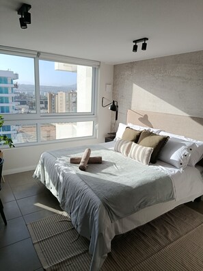 Een bureau, een strijkplank/strijkijzer, wifi, beddengoed