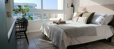 Escritorio, tabla de planchar con plancha, wifi y ropa de cama