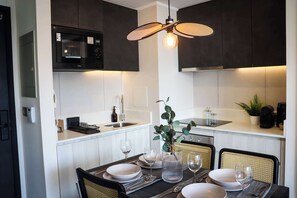 Kühlschrank, Mikrowelle, Ofen, Herdplatte