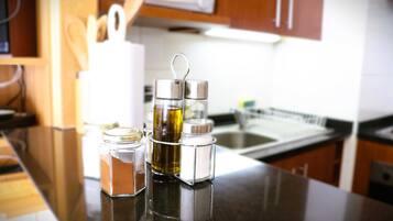 Réfrigérateur, four, plaque de cuisson, cafetière/bouilloire