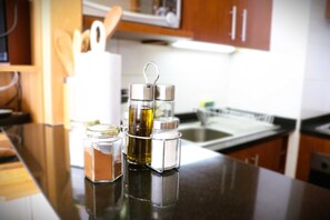 Kjøleskap, ovn, kokeplater og kaffetrakter/tekoker