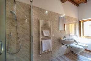 Shower, bidet, towels - 4 Apts Residenza Santa Croce (Florence)