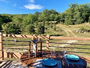 Outdoor dining - Le PERCHOIR, comfortable gîte (Bouzic)