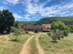 Property grounds - Le PERCHOIR, comfortable gîte (Bouzic)