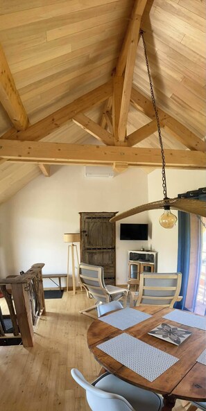 Dining - Le PERCHOIR, comfortable gîte (Bouzic)