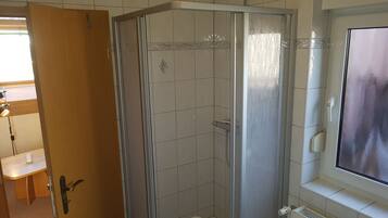Een douche, een haardroger, handdoeken