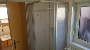 Douche, sèche-cheveux, serviettes fournies