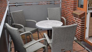 Outdoor dining - Apartment 'Ferienwohnung 3' with Balcony and Wi-Fi (Horumersiel)