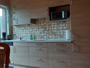 Kühlschrank, Mikrowelle, Herdplatte, Geschirrspüler