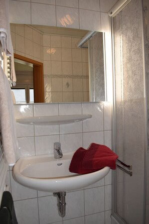 Dusche, Haartrockner, Handtücher