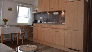 Kaffetrakter/tekoker, kjøleskap, mikrobølgeovn og kokeplater