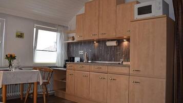 Kühlschrank, Mikrowelle, Herdplatte, Wasserkocher mit Kaffee-/Teezubehör