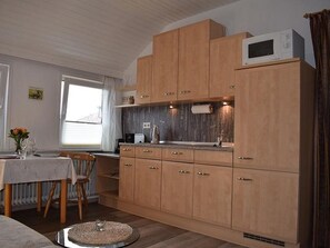 Kühlschrank, Mikrowelle, Herdplatte, Wasserkocher mit Kaffee-/Teezubehör