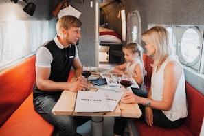 Dining - Airplane vacation apartment with flight simulator and sauna (Sebnitz OT Altendorf)