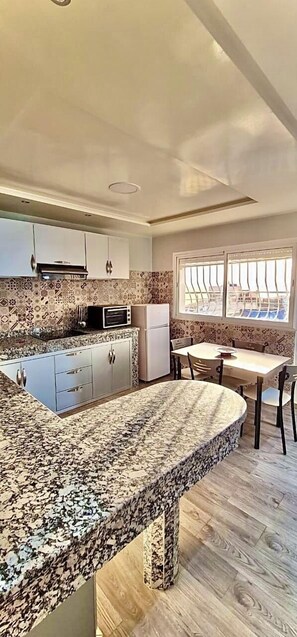 Réfrigérateur, four, plaque de cuisson, cafetière/bouilloire