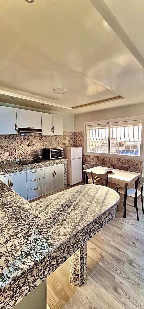 Fridge, oven, stovetop, coffee/tea maker - Bonne étoile Imsouane : Apartment with Terrace (Imsouane)