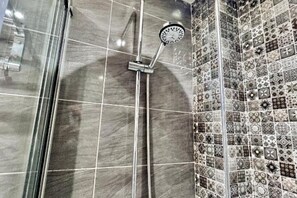 Shower, bidet, towels, soap - Bonne étoile Imsouane : Apartment with Terrace (Imsouane)