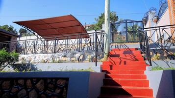 Nhà, 4 phòng ngủ, hiên, quang cảnh vườn | Khuôn viên nơi lưu trú