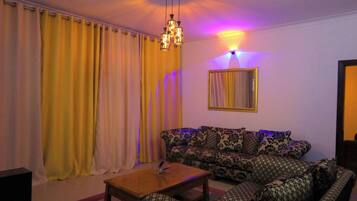 Nhà, 4 phòng ngủ, hiên, quang cảnh vườn | Phòng khách