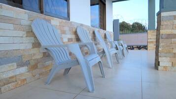 Rumah, 4 kamar tidur, teras, pemandangan kebun | Teras/patio