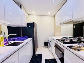 Toaster, cleaning supplies, freezer, paper towels - Vortex Suites Kuala Lumpur (Kuala Lumpur)