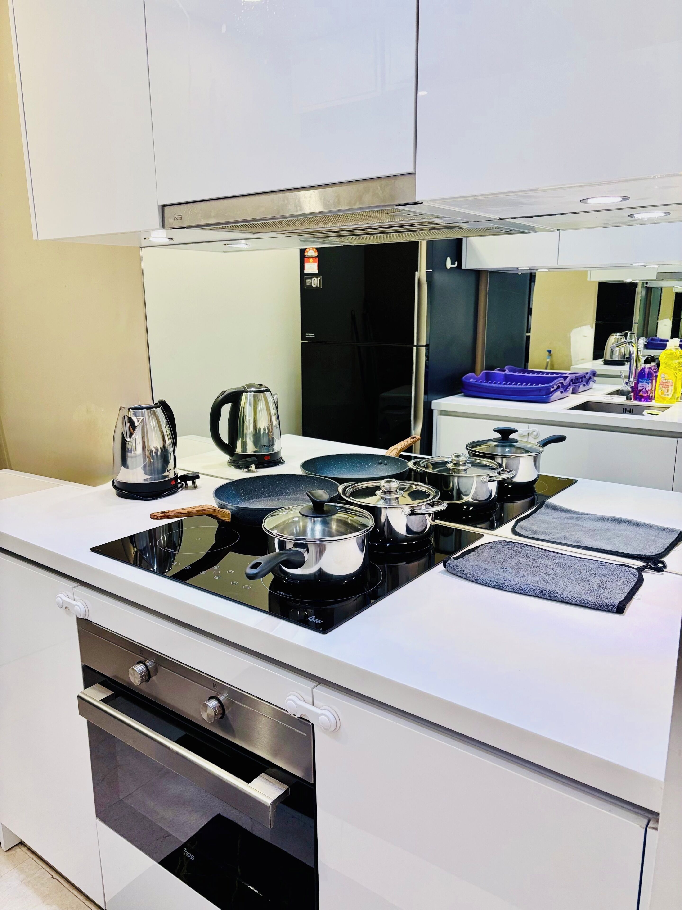 Tostadora, artículos de limpieza, congelador y toallas de papel 