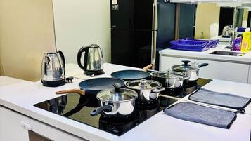 Tostadora, artículos de limpieza, congelador y toallas de papel