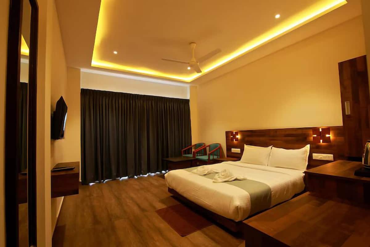 Luxury Studio Suite, Mountain View | Desk, free WiFi