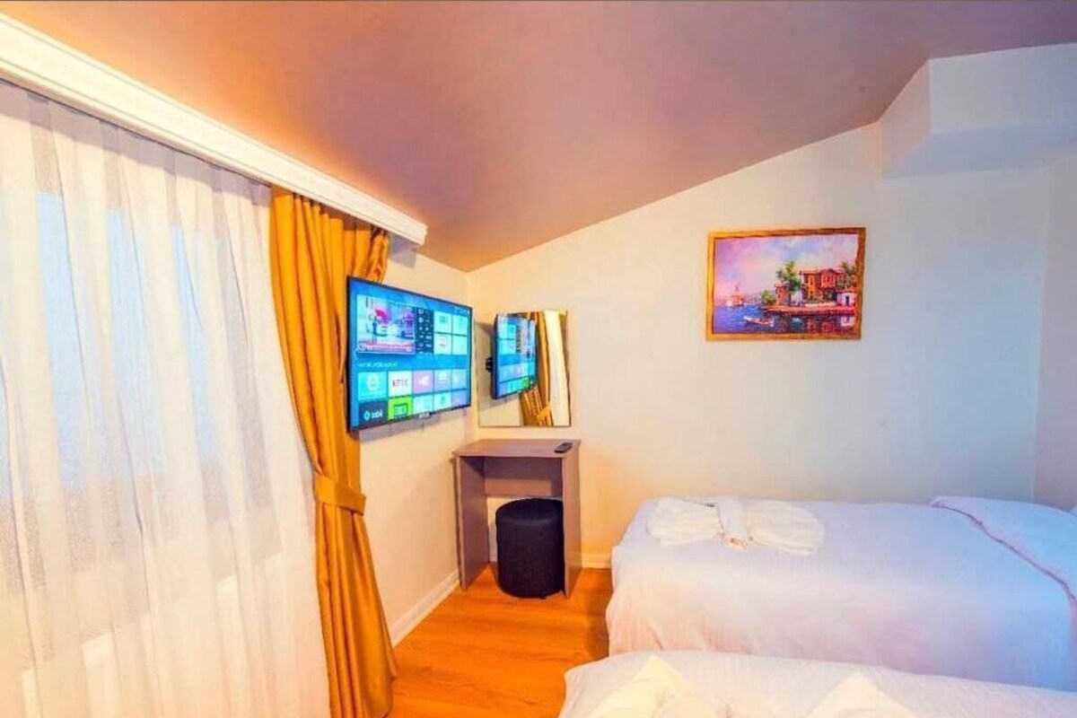 Quarto triplo standard, vista para a cidade | Cofres nos quartos, quartos à prova de som