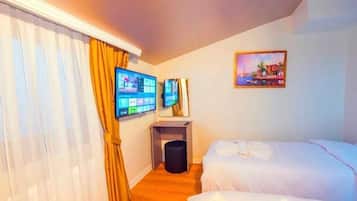 Habitación triple estándar, vista a la ciudad | Caja de seguridad en la habitación y insonorización