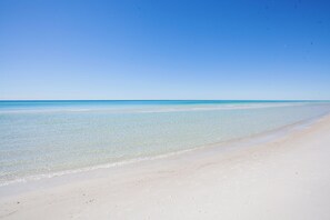 On the beach - Splash Resort 1701E • Beachfront 3BR • Sleeps 10 • Pools & Waterpark (Panama City Beach)