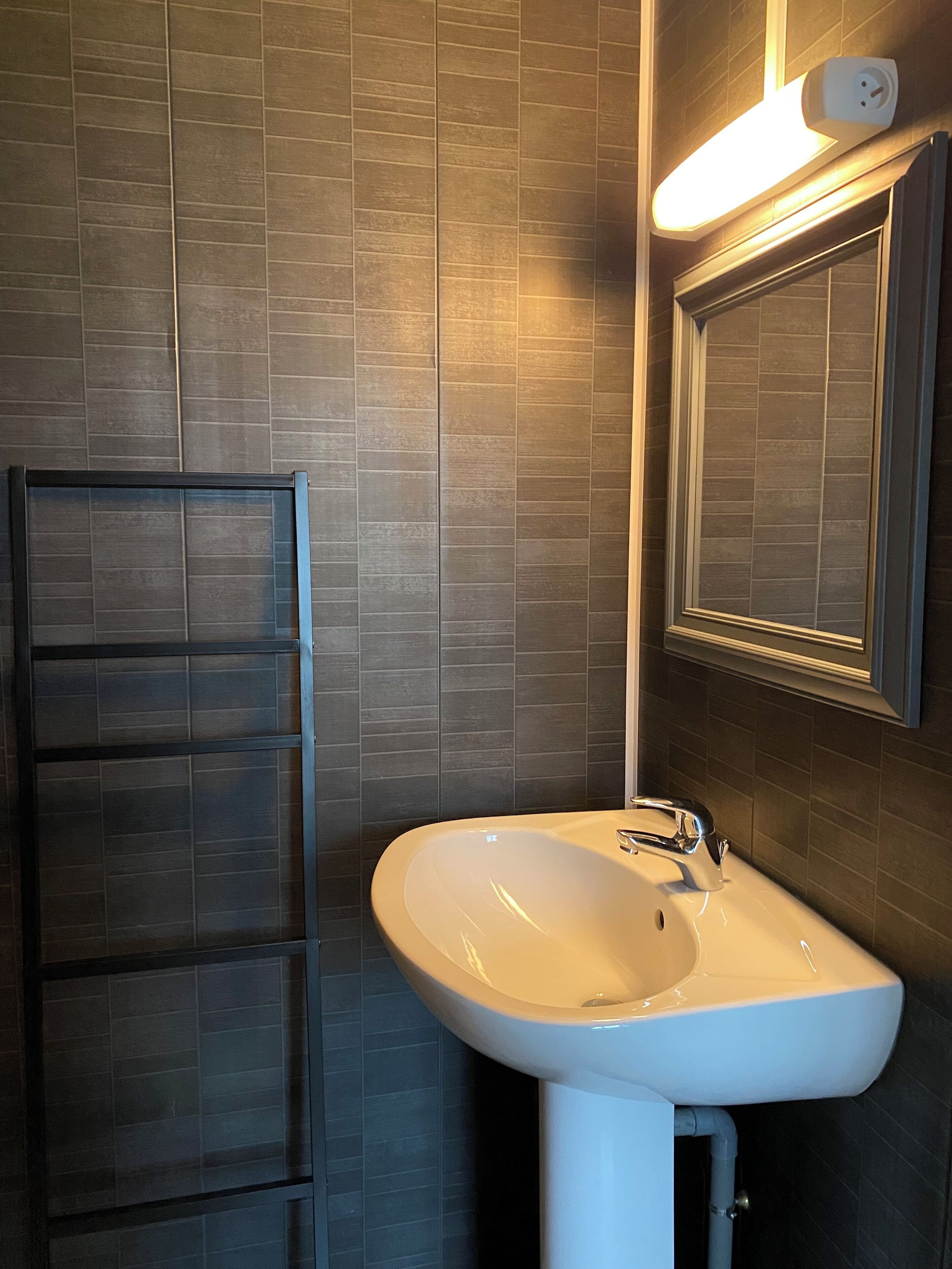 Dusj, håndklær, såpe og toalettpapir