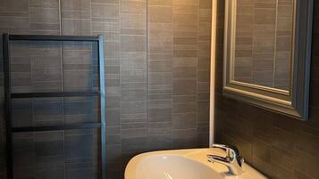 Dusj, hÄndklÊr, sÄpe og toalettpapir