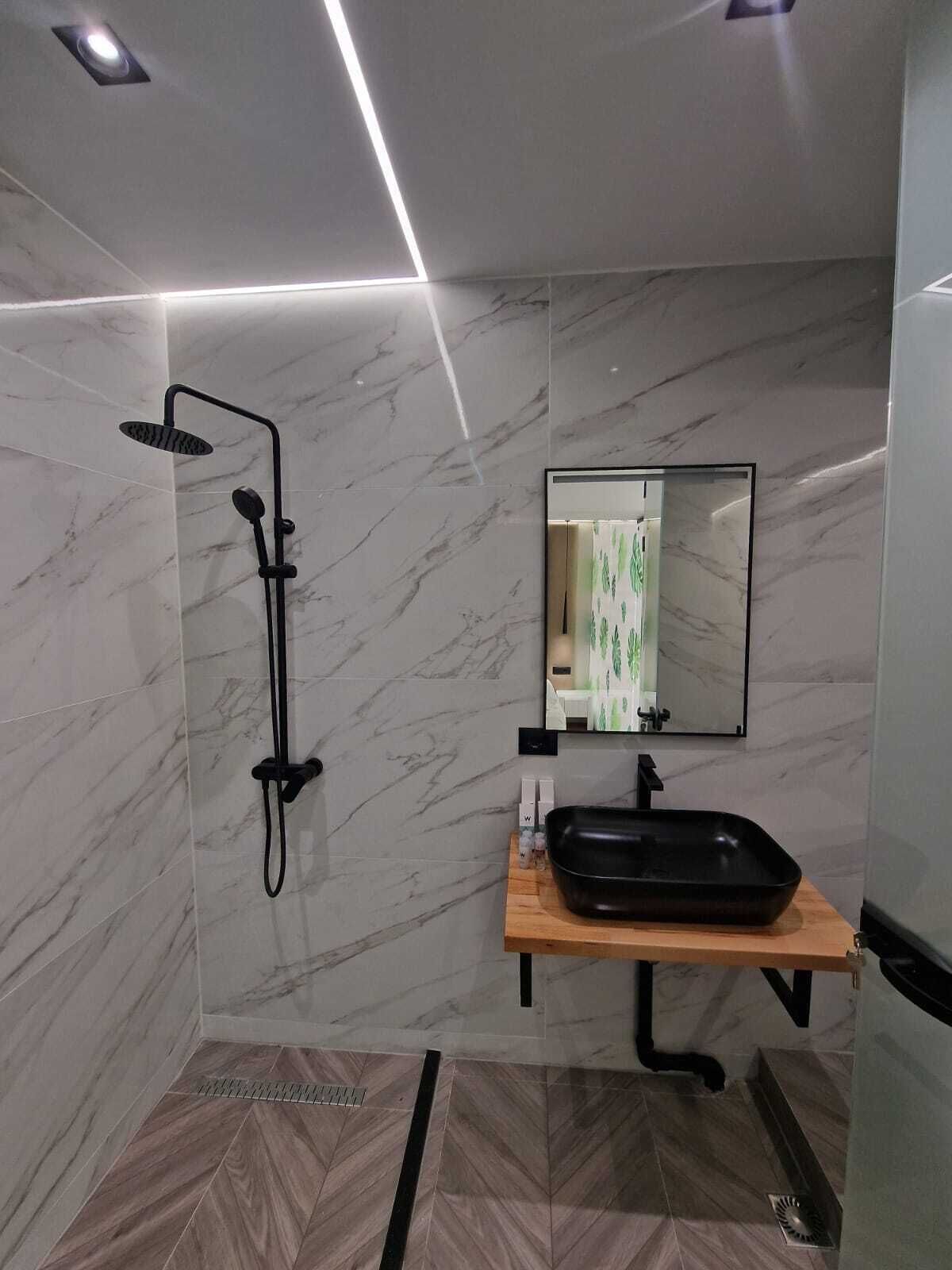 Douche, serviettes fournies, shampoing