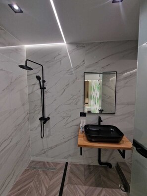 シャワー、タオル、シャンプー