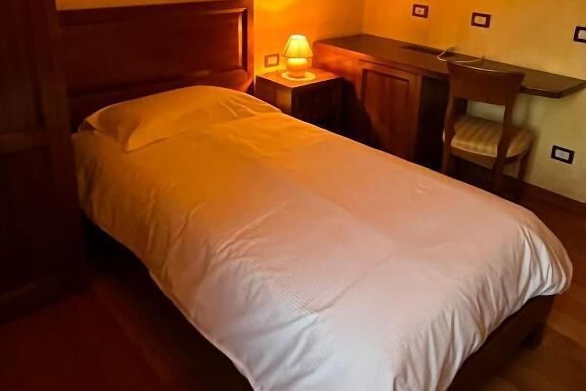 Escritorio, espacio para trabajar con laptop y wifi gratis