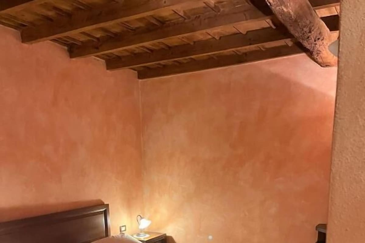 Escritorio, espacio para trabajar con laptop y wifi gratis