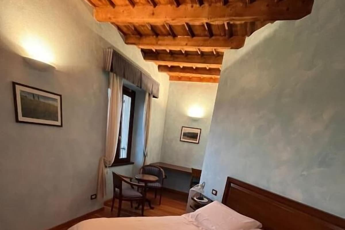 Escritorio, espacio para trabajar con laptop y wifi gratis