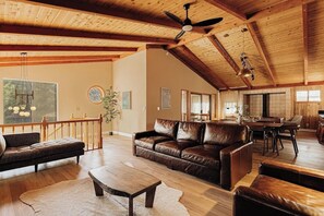 TV, fireplace, video games - Wildwood Chalet, 5 mins to ski resorts w/game room (Big Bear Lake)