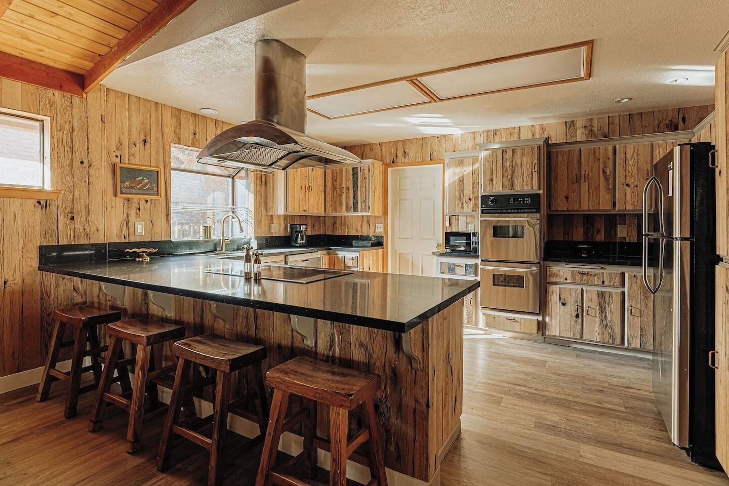 冷蔵庫、電子レンジ、オーブン、コンロ