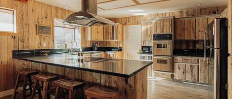 Køleskab, mikrobølgeovn, ovn, kogeplade