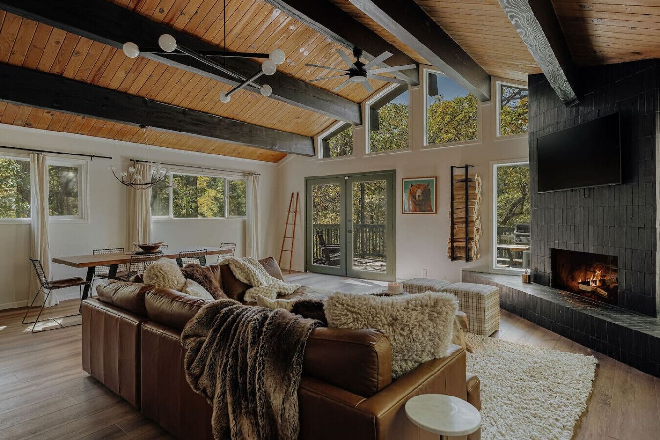 Fernseher, Kamin, Videospiele, Stereoanlage