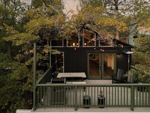 Outdoor dining - Rockspray Retreat, 4BR Walk to Bear MTN Slopes (Big Bear Lake)