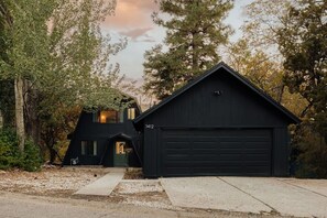 Exterior - Rockspray Retreat, 4BR Walk to Bear MTN Slopes (Big Bear Lake)