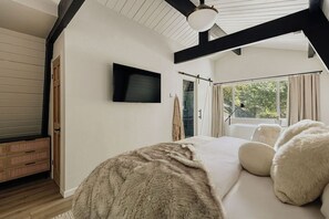 Desk, iron/ironing board, WiFi, bed sheets - Rockspray Retreat, 4BR Walk to Bear MTN Slopes (Big Bear Lake)