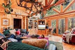 TV, fireplace, stereo - Honeycomb Hideaway| Hot Tub & Sauna, Large Yard (Big Bear Lake)