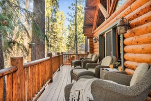 Terrace/patio - Honeycomb Hideaway| Hot Tub & Sauna, Large Yard (Big Bear Lake)
